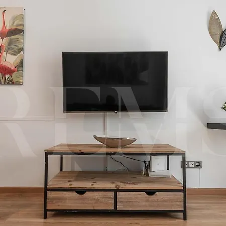 Apartment With Parking And Patio - Center By Rems