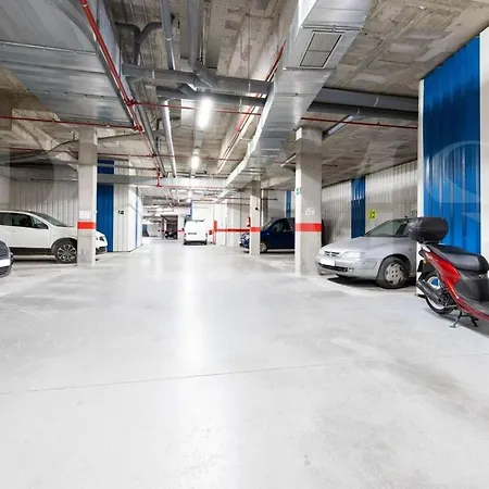 With Parking And Patio - Center By Rems *